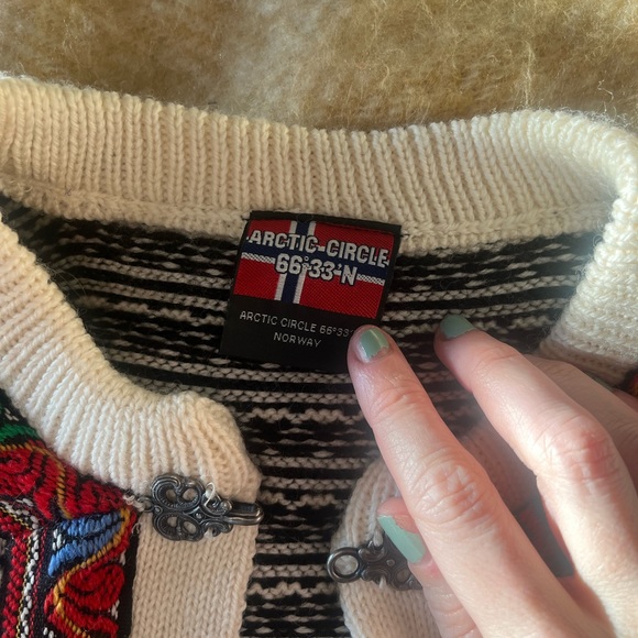 Brand new arctic circle women’s sweater size small - Picture 3 of 4